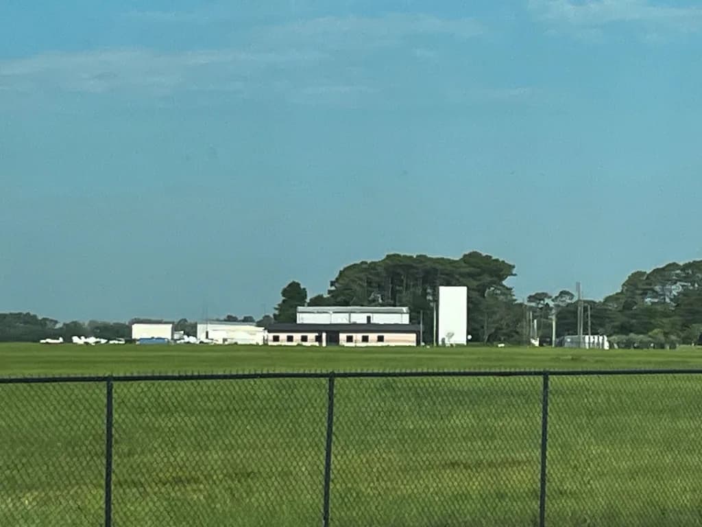 Luftaufnahme der Infrastruktur von Fernandina Beach Municipal Airport