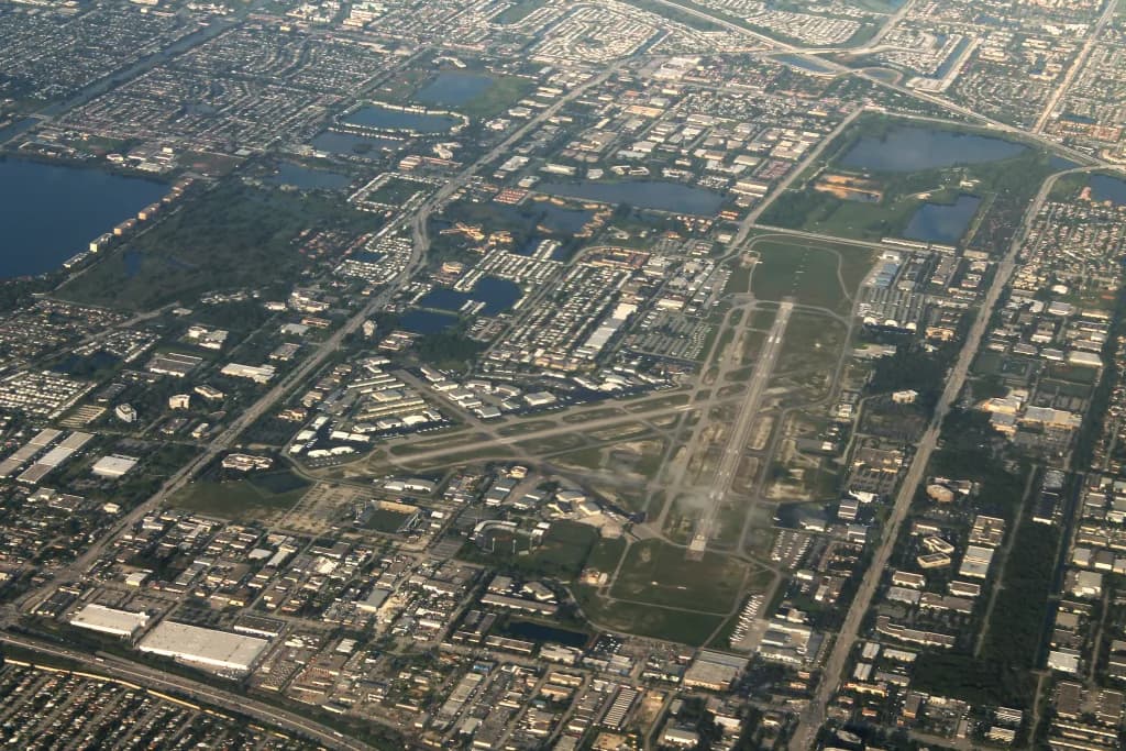 Panorama infrastruktury portu Fort Lauderdale Executive Airport