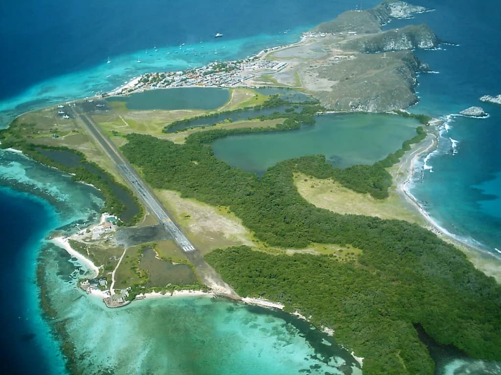 Luftaufnahme der Infrastruktur von Los Roques Airport