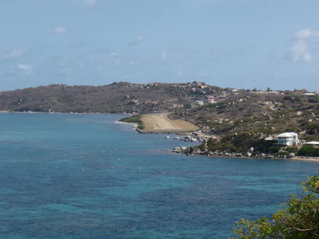 Luftaufnahme der Infrastruktur von Virgin Gorda Airport