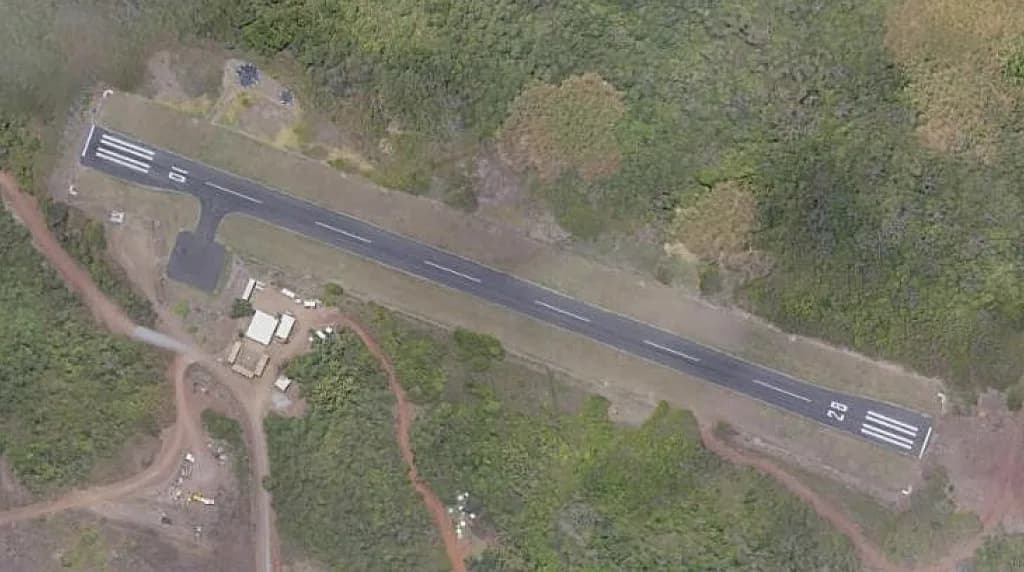 Luftaufnahme der Infrastruktur von Darnley Island Airport