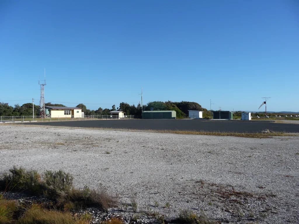 Luftaufnahme der Infrastruktur von Strahan Airport
