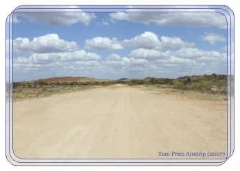 Luftaufnahme der Infrastruktur von Tom Price Airport
