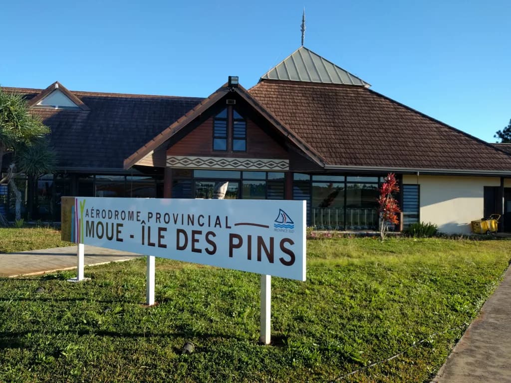 Luftaufnahme der Infrastruktur von Île des Pins Airport