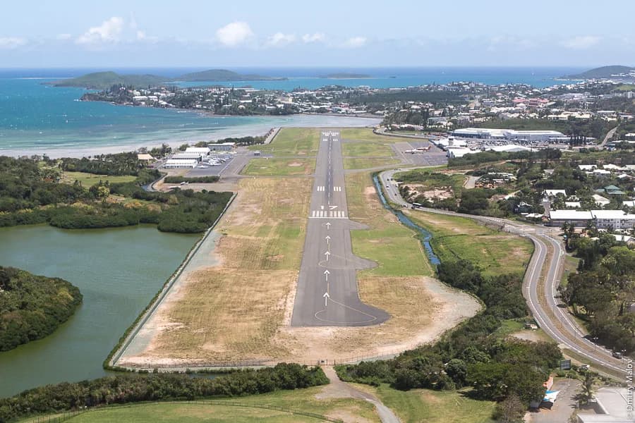 Vue aérienne de l'infrastructure de Nouméa Magenta Airport