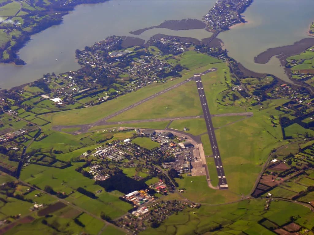 Luftaufnahme der Infrastruktur von RNZAF Base Auckland-Whenuapai
