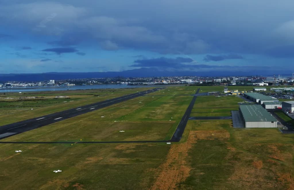 Luftaufnahme der Infrastruktur von Tauranga Airport