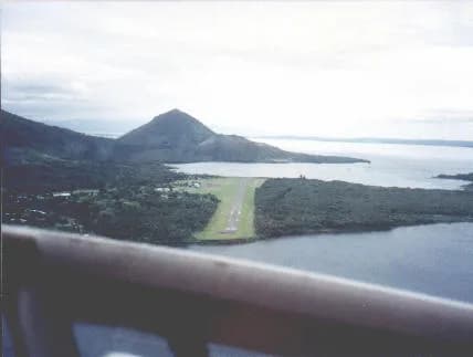 Luftaufnahme der Infrastruktur von Lakunai Airfield