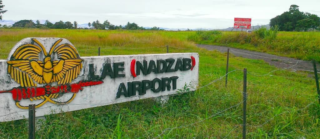 Luftaufnahme der Infrastruktur von Nadzab Tomodachi International Airport