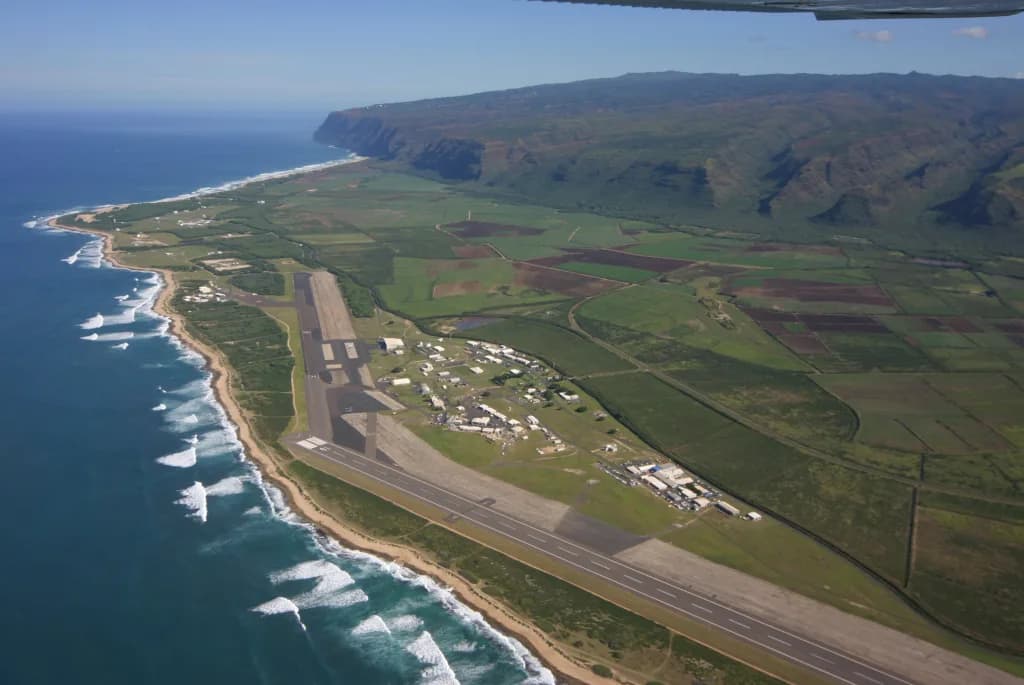 Luftaufnahme der Infrastruktur von Barking Sands Airport