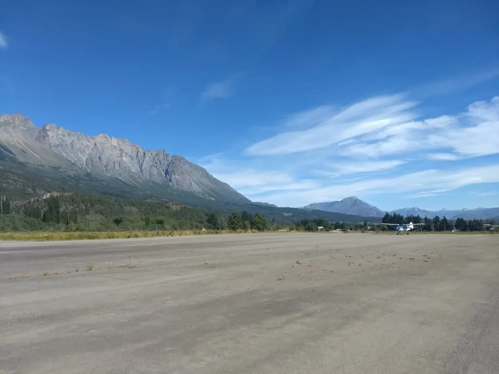 Luftaufnahme der Infrastruktur von El Bolsón Airfield