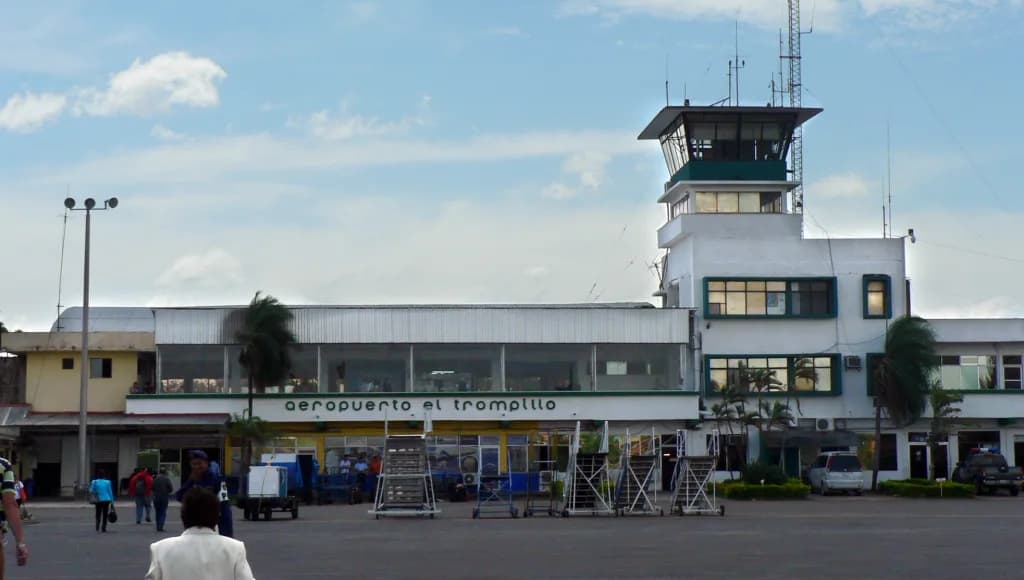 Luftaufnahme der Infrastruktur von El Trompillo Airport