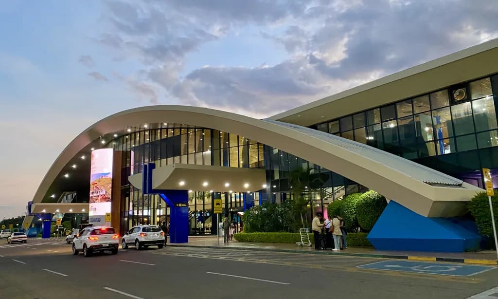 Luftaufnahme der Infrastruktur von Jorge Wilsterman International Airport
