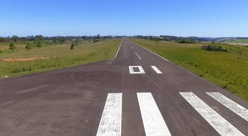 Vue aérienne de l'infrastructure de Dionísio Cerqueira Airport