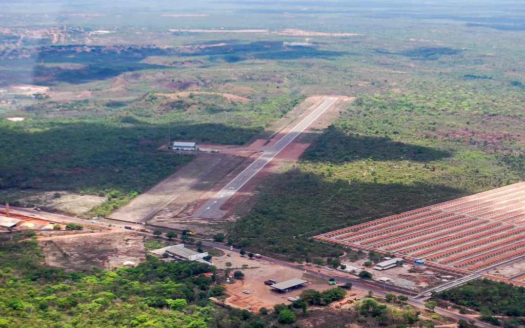Luftaufnahme der Infrastruktur von Domingos Rego Airport