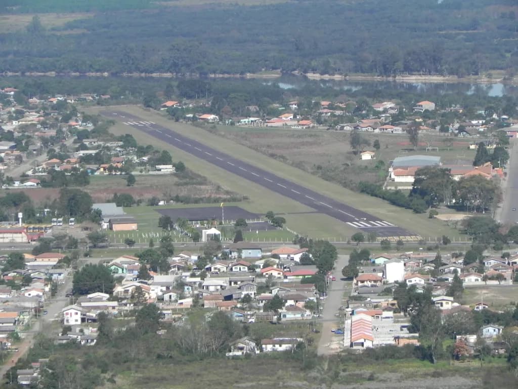 Luftaufnahme der Infrastruktur von José Cleto Airport
