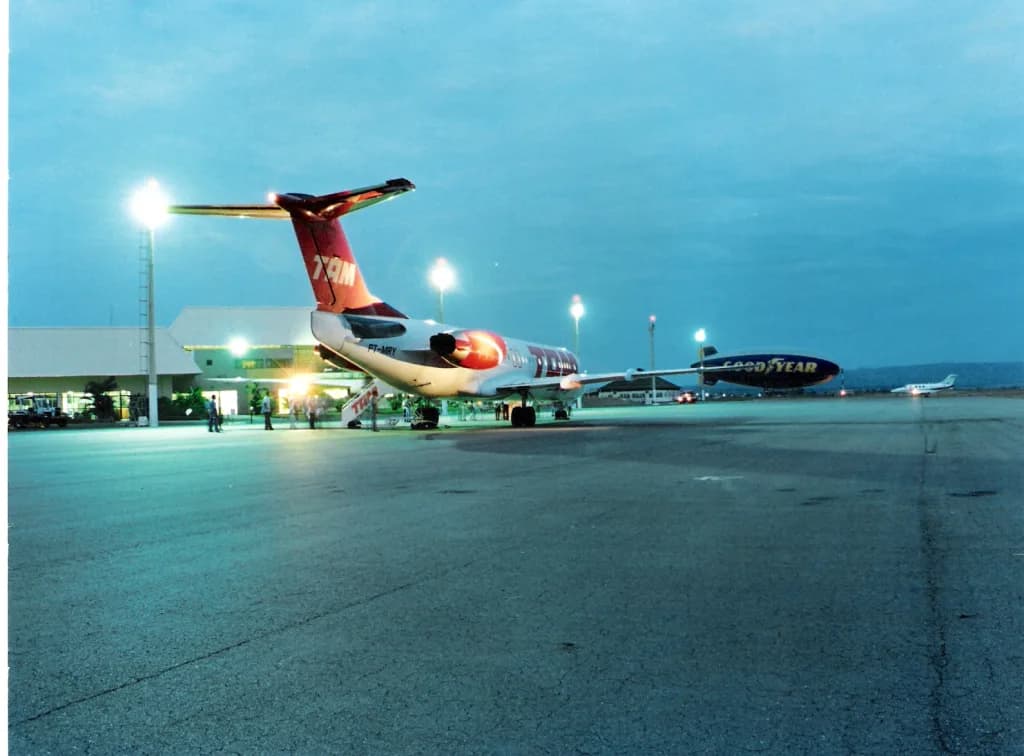 Luftaufnahme der Infrastruktur von Nelson Ribeiro Guimarães Airport
