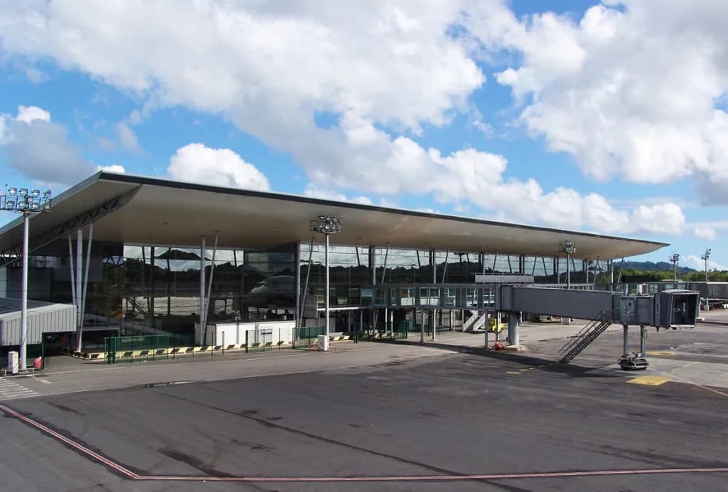 Luftaufnahme der Infrastruktur von Cayenne – Félix Eboué Airport