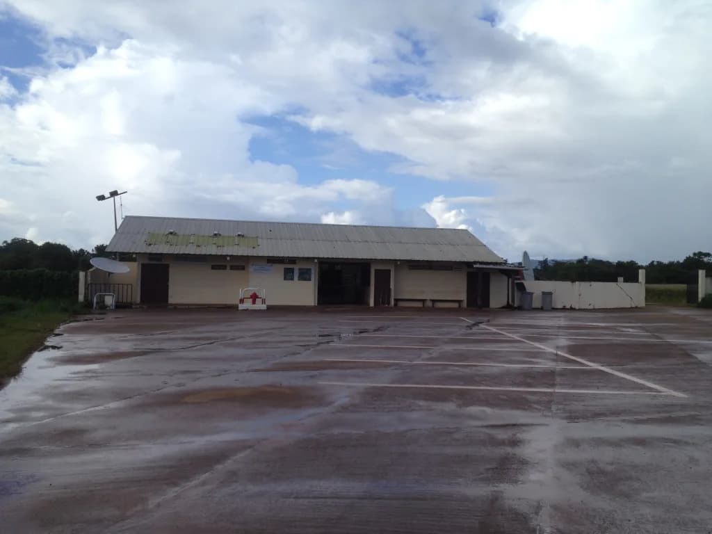 Luftaufnahme der Infrastruktur von Maripasoula Airport