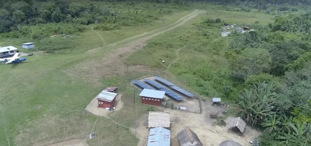 Luftaufnahme der Infrastruktur von Tepoe Airstrip