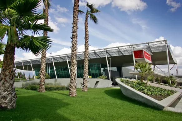 Panorama infrastruktury portu Przewodnik po Tirana International Airport Mother Teresa