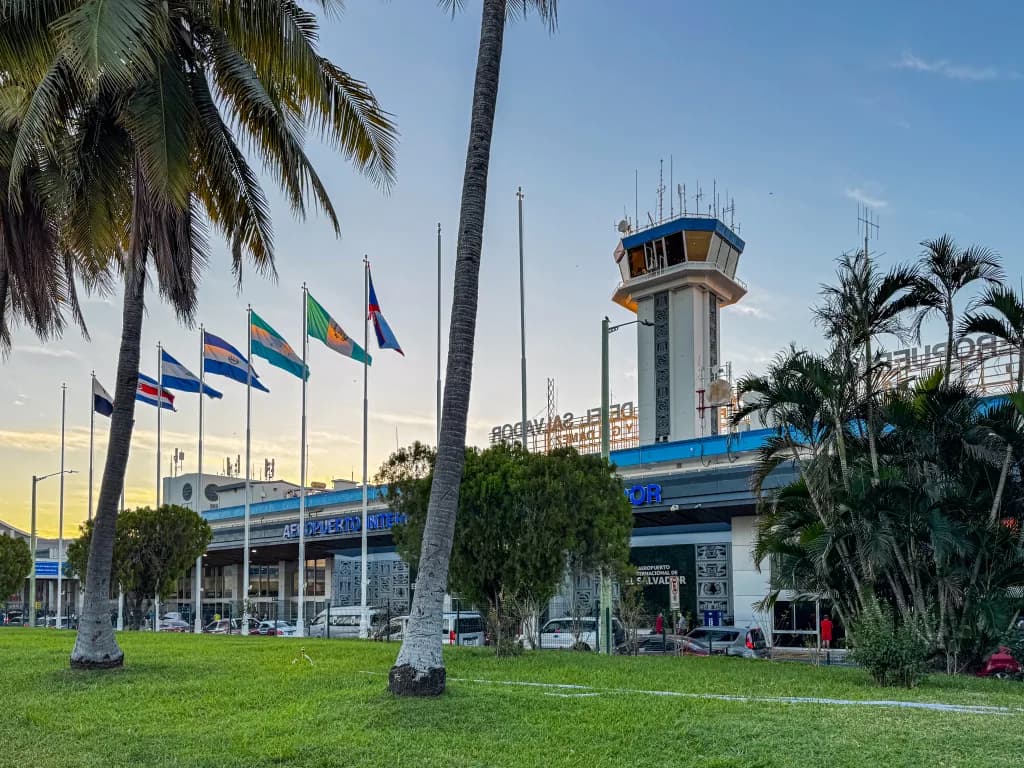 Panorama infrastruktury portu Przewodnik po porcie lotniczym El Salvador International Airport