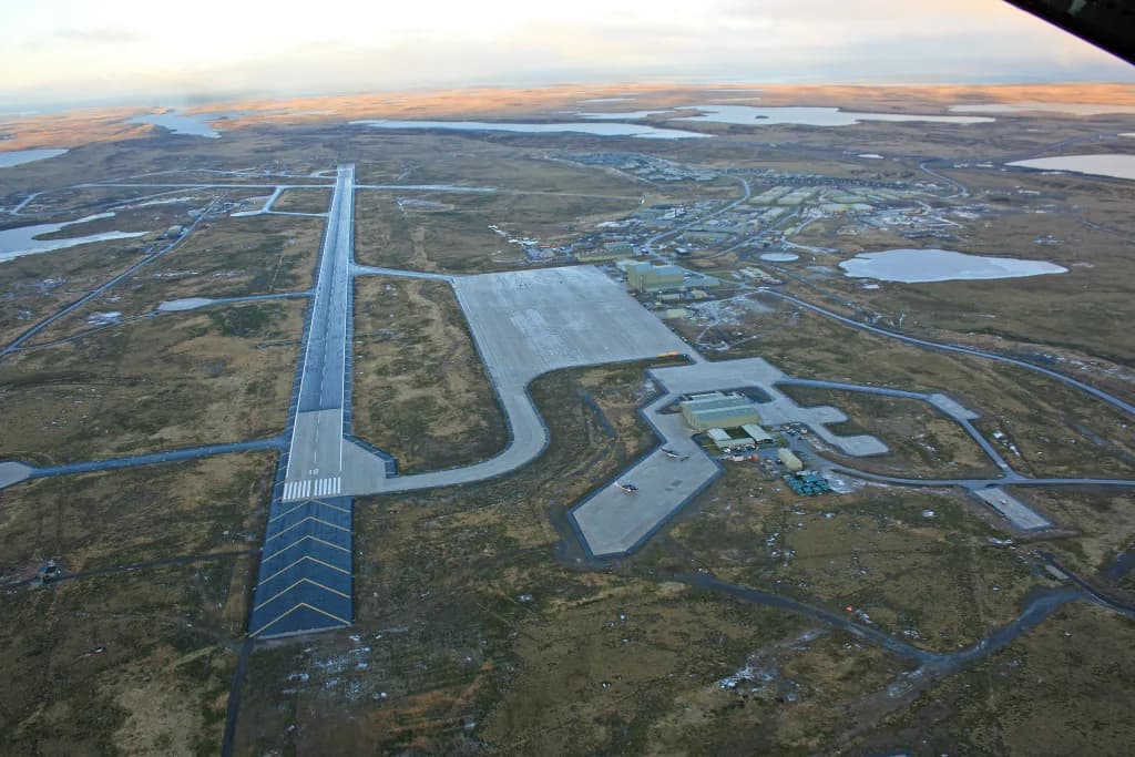 Panorama infrastruktury portu Mount Pleasant Airport: Odkryj tajemnice portu lotniczego na Falklandach